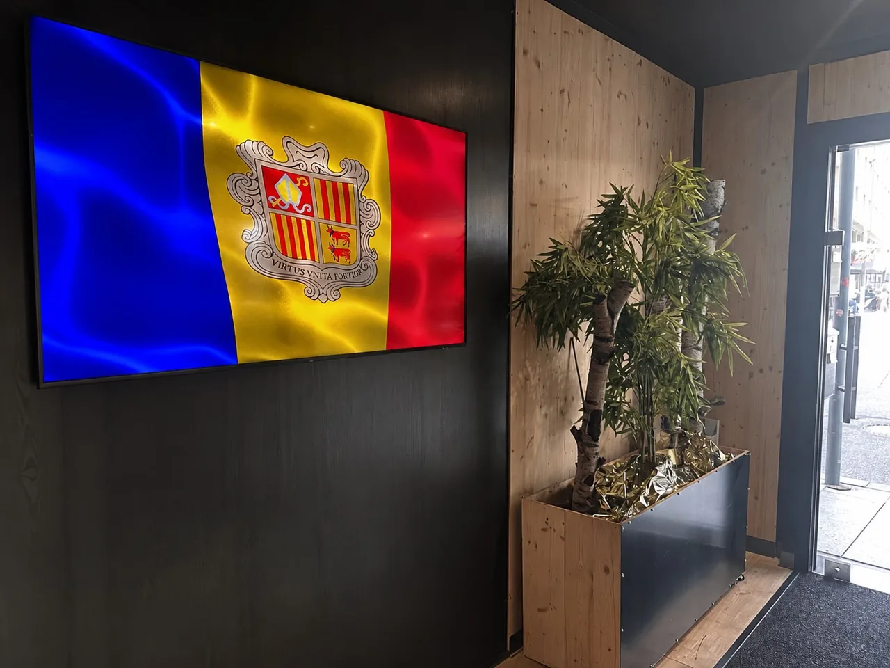 L'entrada a l'oficina de Epona amb la bandera andorrana